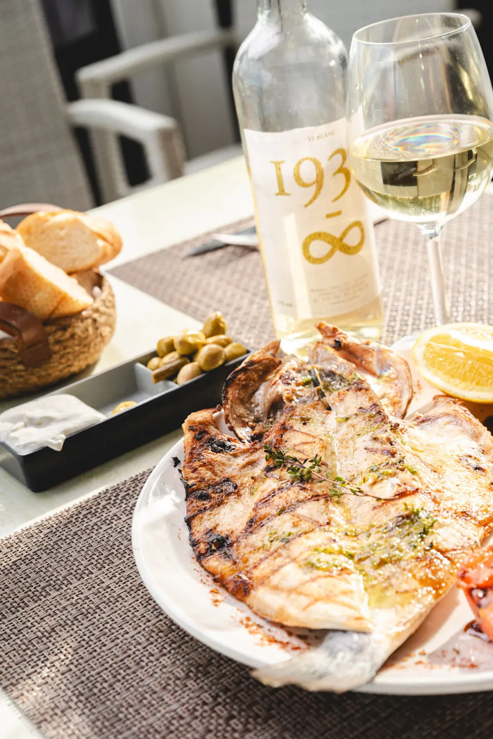 Pescado fresco mediterráneo — cocina mallorquina típica Es Muntant
