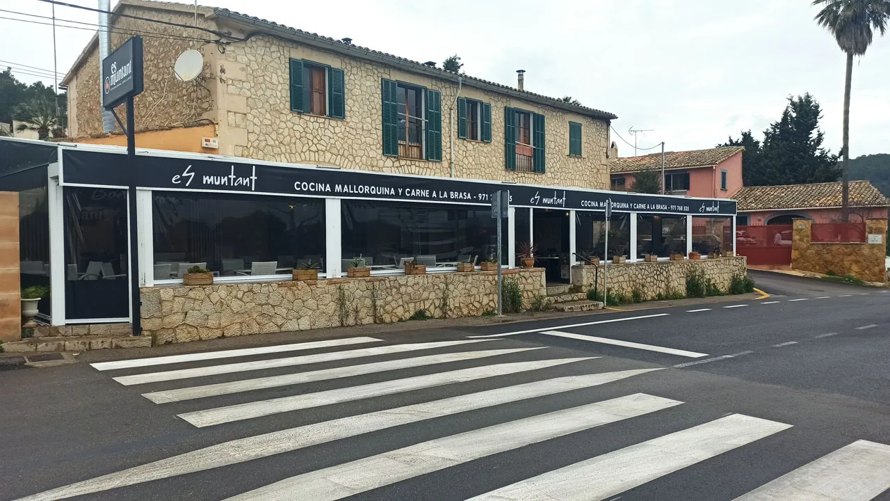 Restaurant Es Muntant desde fuera — restaurante familiar mallorquín en Establiments, Palma