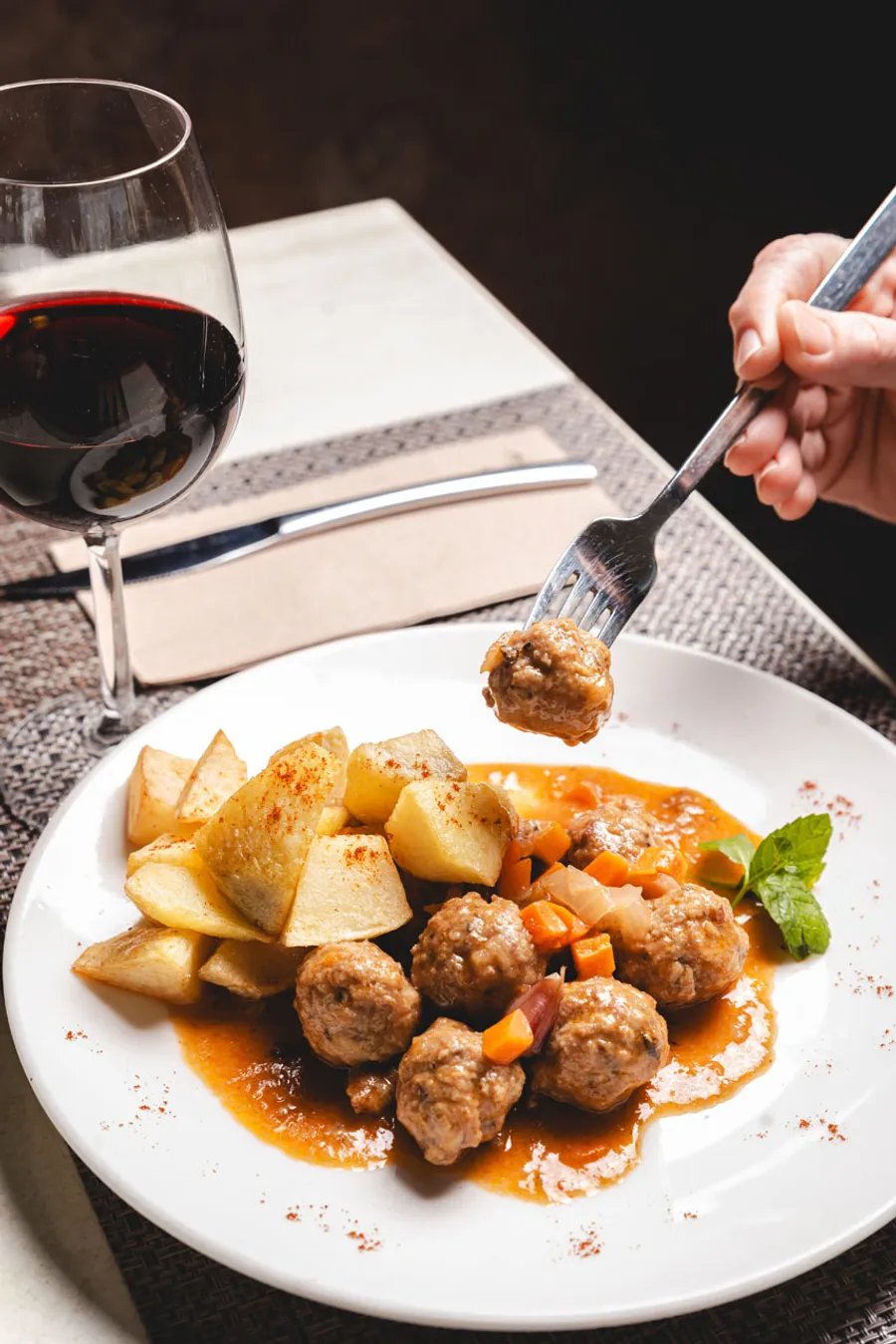 Emplatado de receta típica en restaurante con esencia mallorquina
