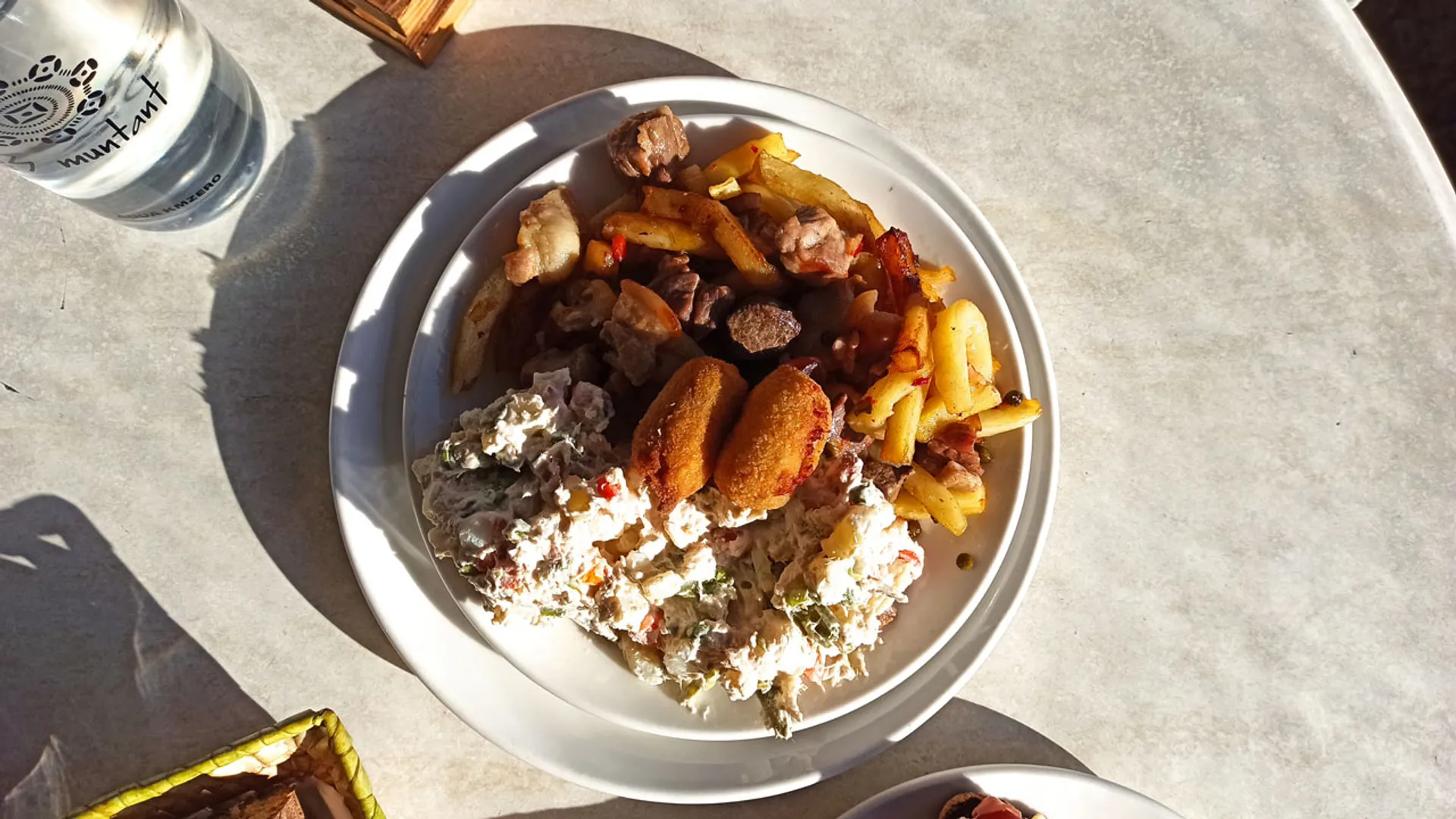 Mesa del menú del día con sopa mallorquina y pan — Restaurant Es Muntant en Establiments, Palma